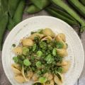Conchiglie rigate con piselli, fave,[...]
