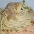 Spaghetti poveri con cipolla dorata su crema di[...]