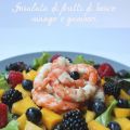 Insalata di frutti di bosco, mango e gamberi
