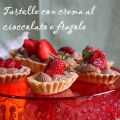 Tartellette con crema al cioccolato e fragole,[...]