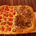 Focaccia mista: con cipolle rosse e pomodorini[...]