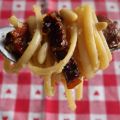 Spaghetti con pomodori secchi e pinoli