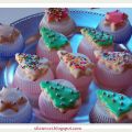 Biscotti natalizi decorati con la glassa