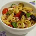 Insalata di pasta fredda con olive, pomodorini,[...]