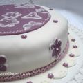 Torta bianca e glicine con brush embroidery