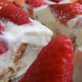 Dessert con panna acida e fragole