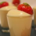Bicchierini di crema con fragole caramellate