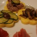 Crostini di polenta con zucchine funghi e[...]