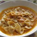 Farfalle integrali su vellutata di zucca