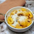 Gnocchi allo zafferano con acciughe, uvetta e[...]