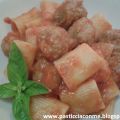 Rigatoni con polpettine ripiene di mozzarella