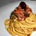 SPAGHETTI ALLA CHITARRA CON SGOMBRO E OLIVE