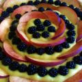 Crostata di crema, pesche e more