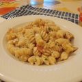 Fusilli con crema di robiola e sugo di peperoni.