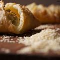 Fagottini di pasta sfoglia al sesamo
