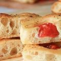 FOCACCIA PUGLIESE CON POMODORI