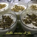 Bicchieri di crema al limone con biscotti ai[...]