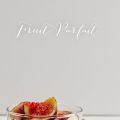 Fruit parfait con yogurt greco e granola. Sono[...]
