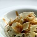 Nuvola di tagliatelle di mele su letto di[...]