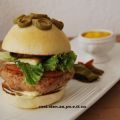 Burger di pollo piccante con montasio marinato,[...]