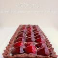 Crostata di frolla al cacao con crema e ciliegie