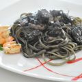 Linguine nere con code di gamberi reali