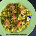 Farfalle agli spinaci con piselli e pancetta
