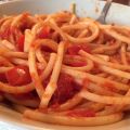 Bucatini con sugo di peperoni agro