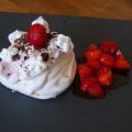 Nidi di meringhe con panna e fragole