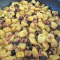 Gnocchi con prugne e guanciale