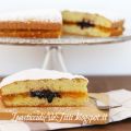 Torta allo yogurt ripiena di marmellata