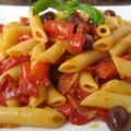 64. Pasta con sugo alle olive e peperoni