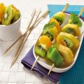 Spiedini di kiwi, arancia e ananas
