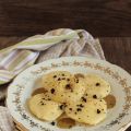 Raviolgnocchi cacio e pera con salsa di indivia