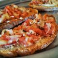 Crostini piccanti al formaggio e pomodoro