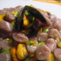 Gnocchi di carote viola con cozze e fiori di[...]