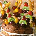 Panettone farcito con spiedini di frutta[...]