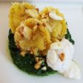 Tortellini croccanti su salsa di spinaci e[...]