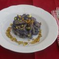 Pasta integrale con cavolo viola e pistacchi
