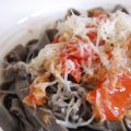 Tagliatelle al nero di seppia con sugo di tonno[...]