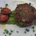 Burger vegan di quinoa rossa con salsa di[...]