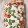 Pinsa romana ( precotta ) con formaggio al pesto