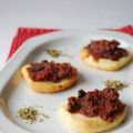 Biscotti di feta con tapenade ai pomodori secchi