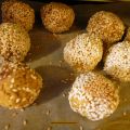 Polpette di patate e spinaci al sesamo