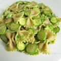 Farfalle al pesto di prezzemolo e zucchine