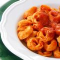 TORTELLINI DI CARNE AL RAGÙ NAPOLETANO