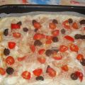 Pizza cipolle tonno e pomodorini