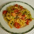 Paglia e fieno con salmone e pomodorini