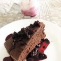 Torta al cacao con salsina ai frutti di bosco