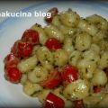 Gnocchi con pesto e pomodorini